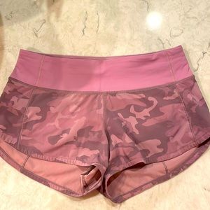 Lululemon pink mauve camouflage athletic shorts 2.5”  size 2